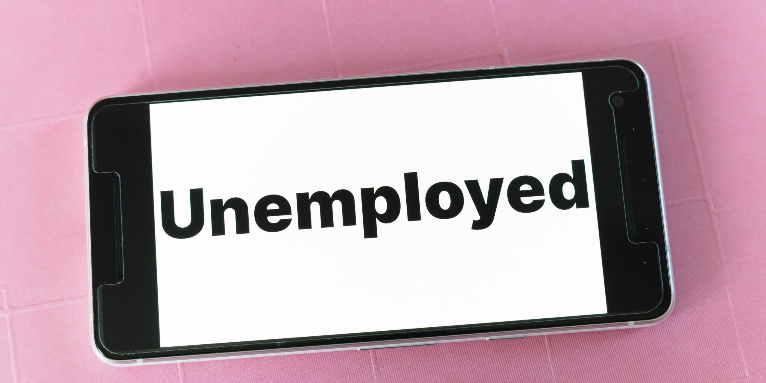 viarami-mockup-5215866 unemployed on a phone