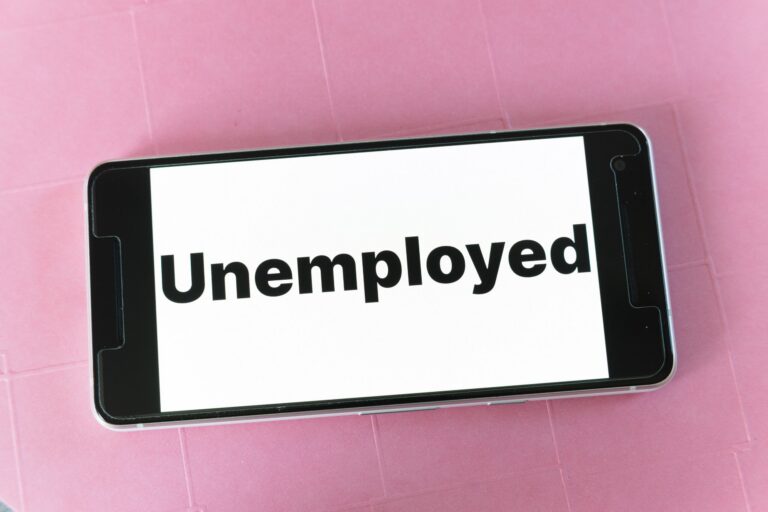 viarami-mockup-5215866 unemployed on a phone