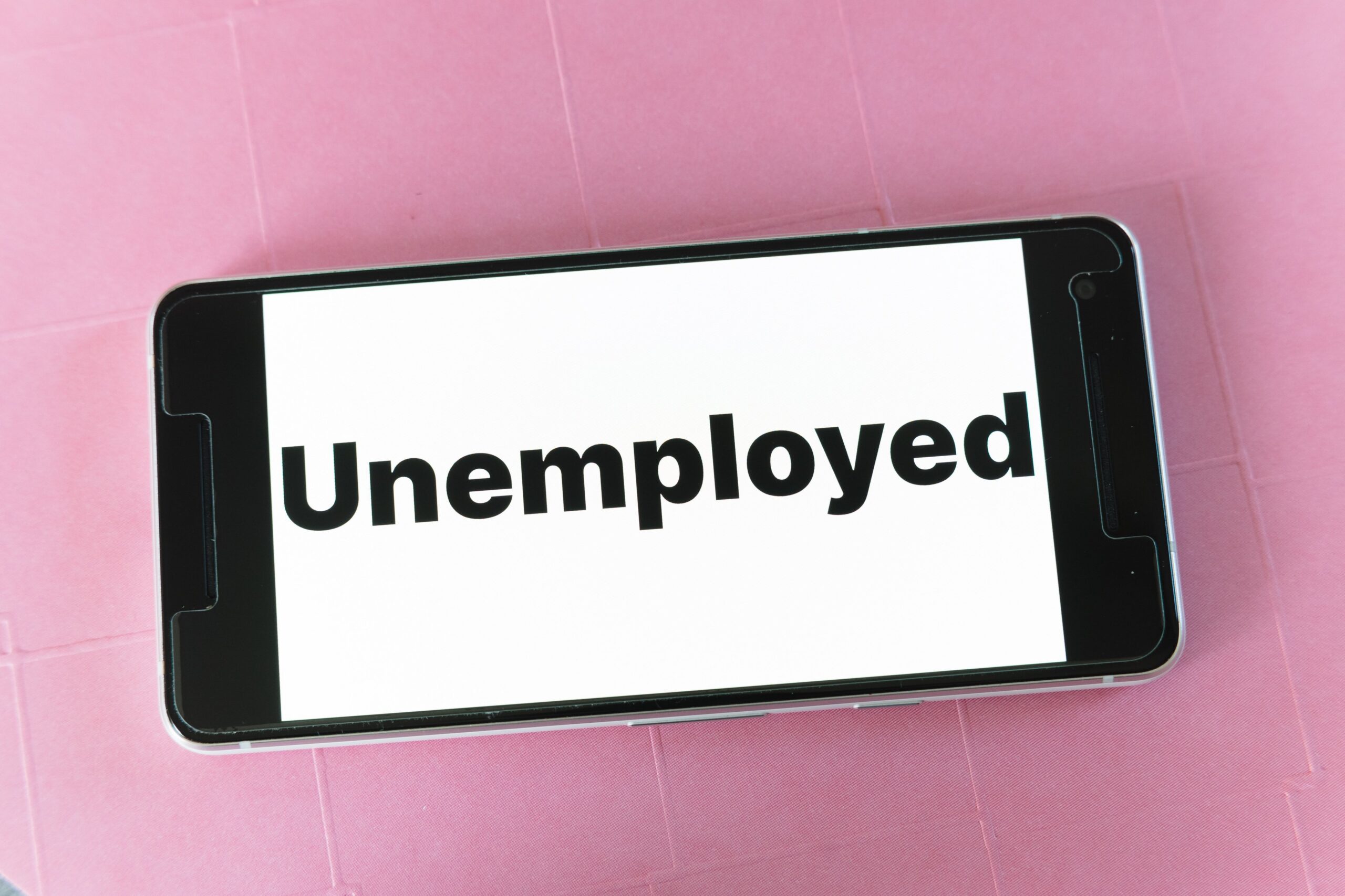 viarami-mockup-5215866 unemployed on a phone