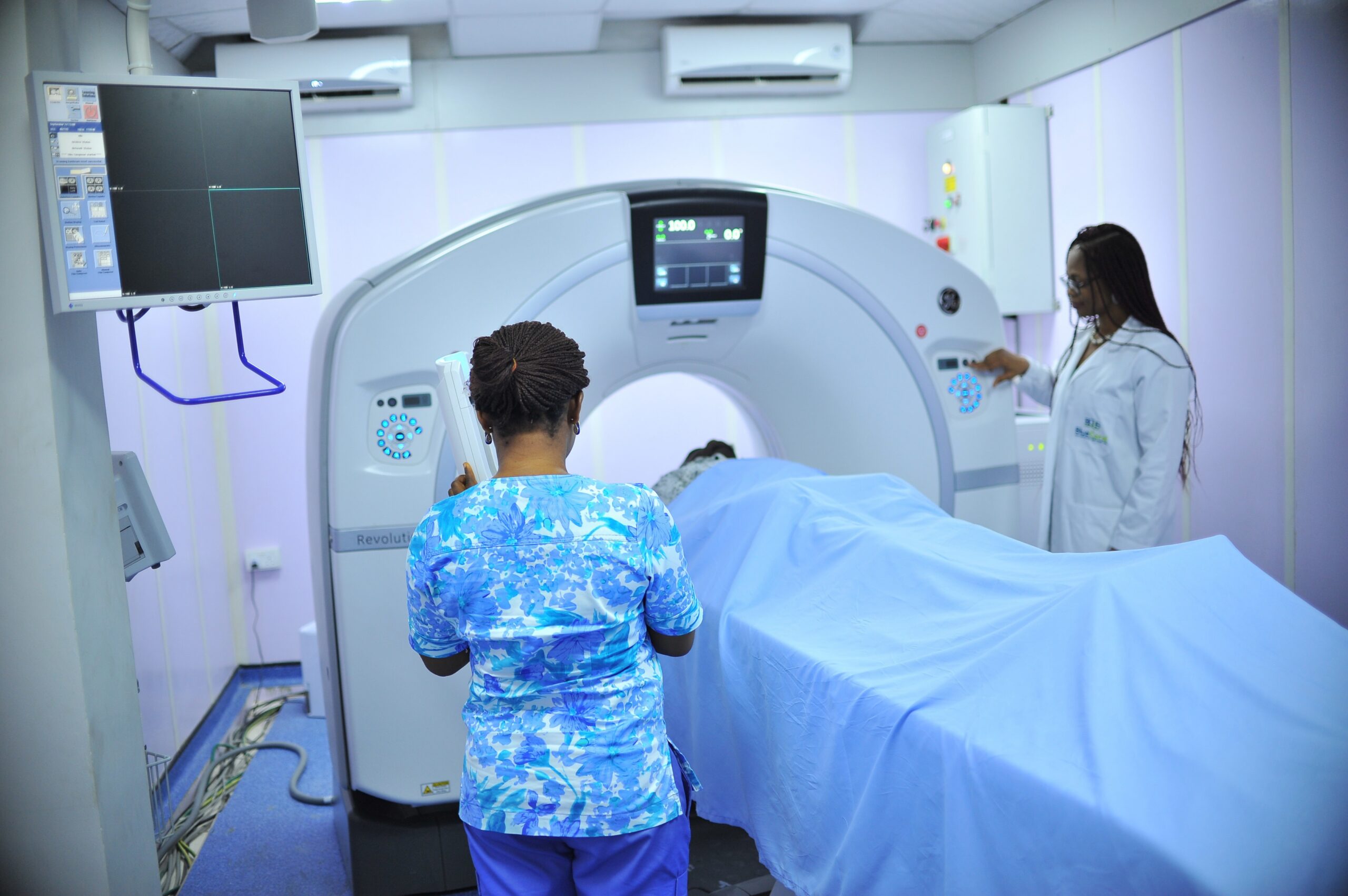 dmchannelsng-hospital-4904920 two healthcare workers at an MRI machine