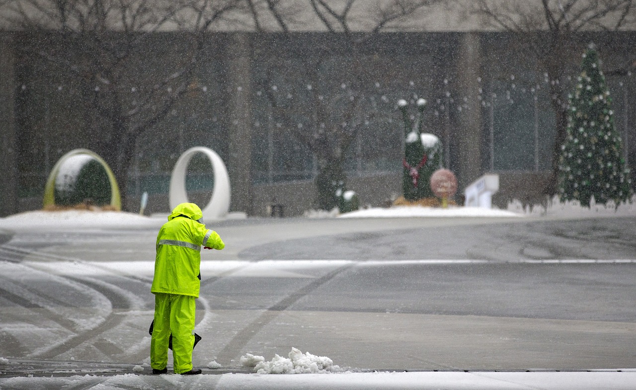 man-5542657_1280 Worker sweeping in snow